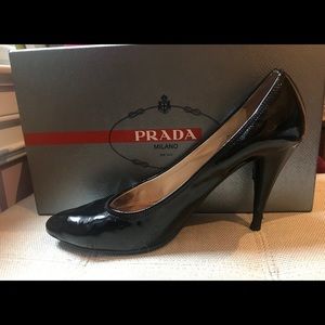 Prada black patent leather pump size 39